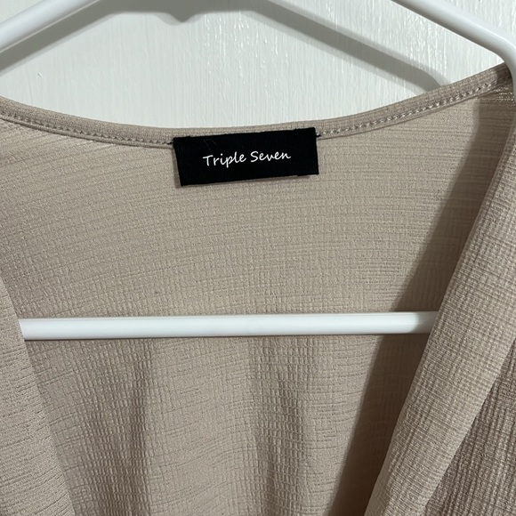 Triple seven blouse, long sleeve medium - Picture 2 of 5